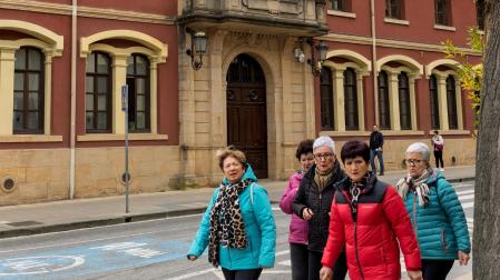 Grupo de viandantes y, al fondo, el  Ayuntamiento de Estella