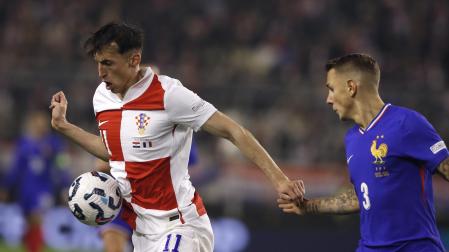 Budimir, durante el Croacia-Francia junto a Lucas Digne.