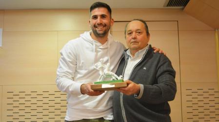 Jesús Areso recibe el premio al mejor gol de la pasada temporada de manos de Jesús Manso