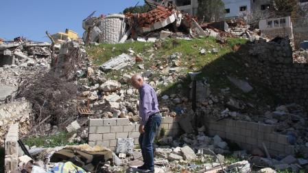 Un hombre comprueba los destrozos causados en El Líbano por los bombardeos israelíes
