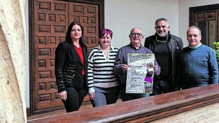 Desde la izda., la concejala Azucena Polo; Kati Fernández, del grupo Mireni de Allo; Pedro Echávarri, de Kilkarrak; Mikel Aguirre, de Primera fila y centrado; y Miguel Domenech, de Jus La Rotxa