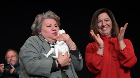 La condenada injustamente por el asesinato de Rocío Wanninkhof, Dolores Vázquez (i) y la alcaldesa de Betanzos, María Barral (d), durante el acto de entrega del XVII Premio Úrsula Meléndez de Texeda