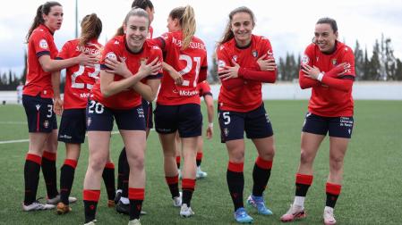 Las rojillas celebran un gol ayer en la CD Andrés Iniesta. En primer plano, Adri Parada, Nahia Azpiazu y Carmen Sobrón
