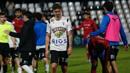 Rubio, delantero del Tudelano, cabizbajo tras la derrota ante el Teruel