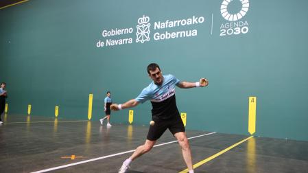 Joseba Ezkurdia hace un saque en el Navarra Arena.