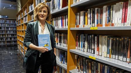 La escritora Maite Esparza Nieva presentó la semana pasada 'El verano que aprendí a disparar' en la Biblioteca de Estella /