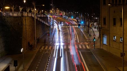 Tránsito de vehículos de noche en la cuesta de Labrit