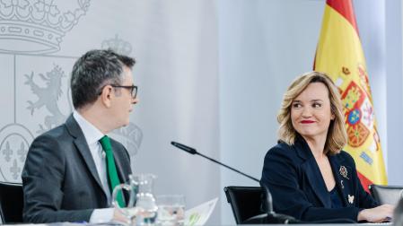 El ministro de la Presidencia, Relaciones con las Cortes y Justicia, Félix Bolaños y la ministra Portavoz, Pilar Alegría, durante una rueda de prensa