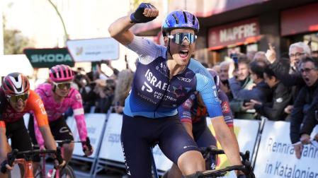 El británico Matthew Brennan celebra su triunfo en la segunda etapa de La Volta 2025 /