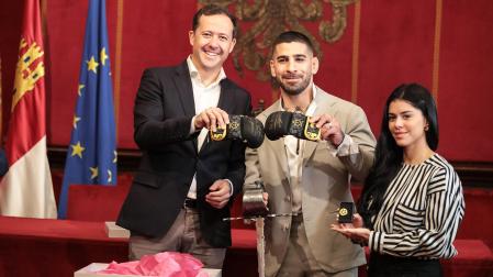 De izda. a dcha., el alcalde de Toledo, Carlos Velázquez; el actual campeón del mundo de peso pluma de la UFC, Ilia Topuria y su pareja Giorgina Uzcategui, en Toledo /