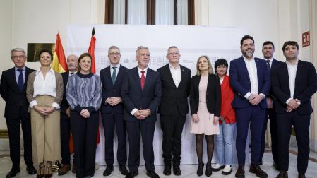 Los representantes de la comisión mixta de la Junta de Transferencias posan en la sede del Ministerio de Política Territorial, en Madrid