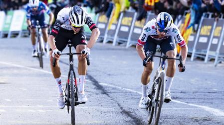 El ajustado esprint con el que Ayuso venció a Roglic en La Molina