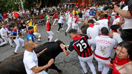 Encierro del 11 de julio de 2024. La lámina de madera a modo de vallado ciego con gatera se colocaría en la parte derecha de la imagen.