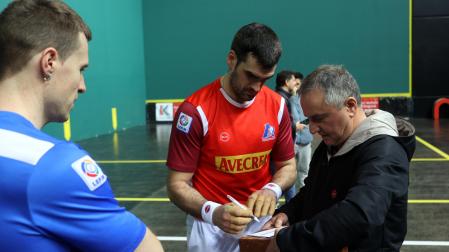 Martín Alústiza, seleccionador de material, con Joseba Ezkurdia e Iñaki Artola.