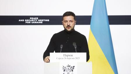 El presidente de Ucrania, Volodimir Zelenski, habla en rueda de prensa durante la cumbre de líderes europeos que se está celebrando en París
