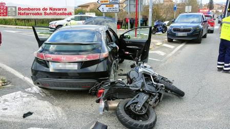 El automóvil y la motocicleta implicados en la colisión /