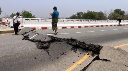 Puente dañado por el terremoto