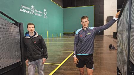 Iñaki Artola y Jon Mariezkurrena vivirán mañana en el Labrit su primera final en la máxima categoría de la mano profesional /