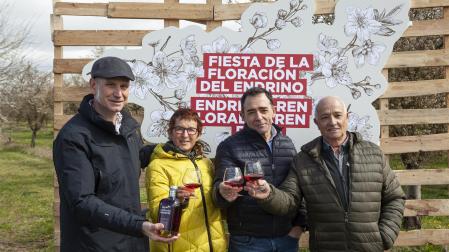 De izquierda a derecha: El presidente de la IG Pacharán Navarro, Adrián Subía, Itziar Inza, Ignacio Guembe y Darío Prados brindan con Pacharán Navarro