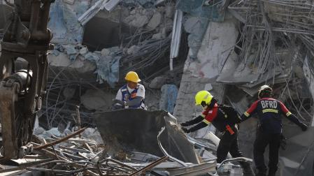 Operarios trabajando en Bangkok tras el terremoto
