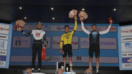 Igor Arrieta, a la ziquierda, en el podio de la cuarta etapa.
