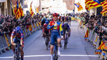 Quinn Simmons celebra su victoria en la sexta etapa de la Volta Ciclista a Catalunya