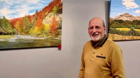 Gerardo Arraiza, delante de sus obras, en la galería Michel Menéndez