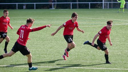 Los jugadores del Subiza Aitor Iguaz, Javier Sola y Ander Marticorena corren hacia Pablo Aguinaga, autor del 1-0 justo antes del descanso.