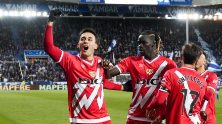 Pedro Díaz celebra el gol anotado ante el Alavés junto a sus compañeros