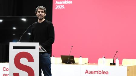 El portavoz de Sumar y ministro de Cultura, Ernest Urtasun, durante su intervención en la segunda asamblea estatal de Sumar, en la que relanzará su proyecto político tras el desgaste sufrido desde las elecciones generales de 2023