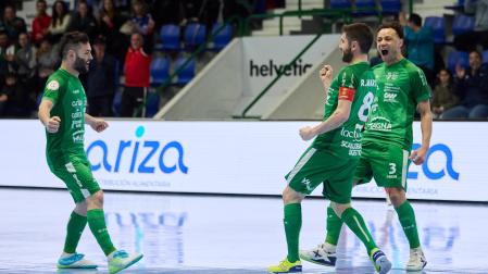 Dani Saldise y Juninho celebran el gol de Roberto Marfil, quien anunció este jueves su retirada a final de temporada.