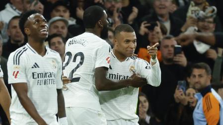 Los jugadores madridistas celebran el gol de la victoria anotado por Mbappé