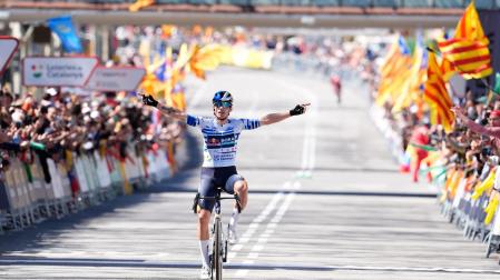 El esloveno del Red Bull Bora Primoz Roglic celebra la victoria en la última etapa de La Volta