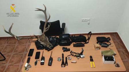 Material incautado a los supuestos cazadores furtivos por el Servicio de Protección de la Naturaleza de la Guardia Civil