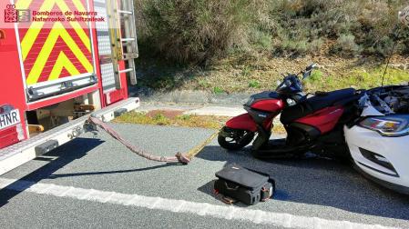 La moto ha quedado empotrada en el coche