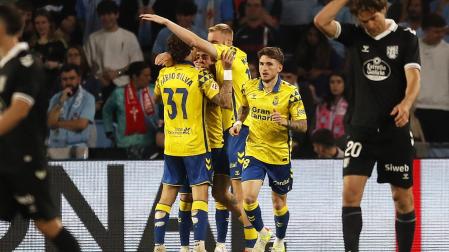 Los jugadores de la UD Las Palmas celebran el tanto del empate, obra de Moleiro /