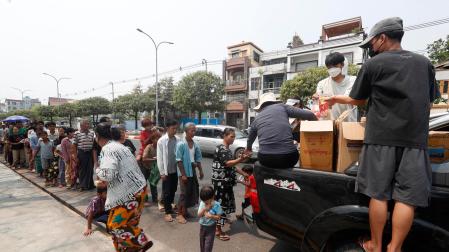 Población de Birmania recoge víveres tras el terremoto