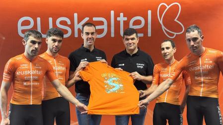 Ciclistas y responsables del Euskaltel-Euskadi con el nuevo maillot para esta temporada /