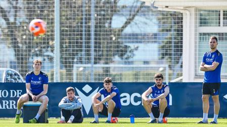 De izda. a dcha., Herrando, Aitor, Aimar, Catena y Unai García observan un ejercicio durante el entrenamiento de este martes en Tajonar /