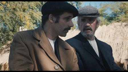 Patxi Bisquert (derecha) junto al actor Joseba Usabiaga que interpreta a Pedro Mari Otaño en la película 'Ombuaren itzala'