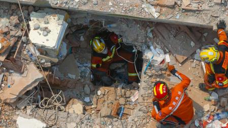 Imagen de archivo de labores de rescate en Birmania tras el terremoto que dejó más de 2.700 muertos