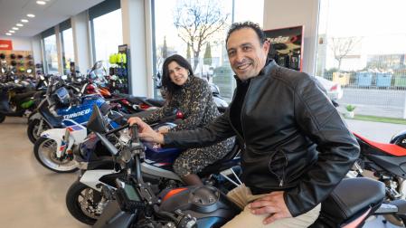 José Antonio Bienzobas Aznar y María José Rapún Sanz, junto a varias de las motos de su zona de exposición