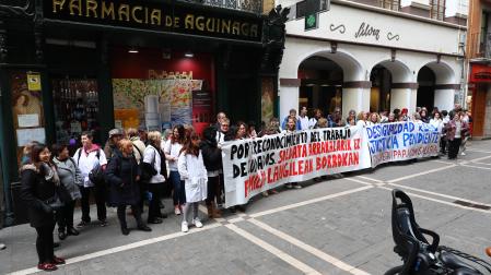 Las trabajadoras del SAD concentradas ayer frente a la sede Acción Social del Ayuntamiento de Pamplona
