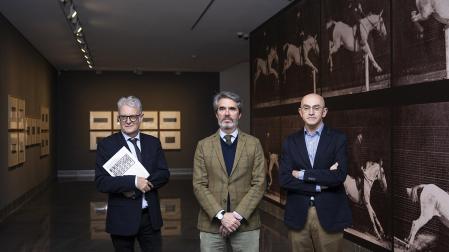 Valentín Vallhonrat  (comisario), Jaime García del Barrio (director del MUN) e Ignacio Miguéliz (comisario), en la exposición /
