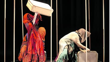 Escena de DesTROYAndo, este jueves durante un ensayo en la Casa de Cultura de Villava.