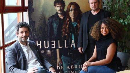 Manuel Ríos (izquierda), con Fernando Cayo y Mariel Martínez, este jueves en los cines Golem Baiona ante el cartel de la película con Blanca Suárez y Daniel Grao