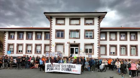 Imagen de la concentración del miércoles junto al Centro de Salud de Elizondo.