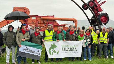 Miembrosa de la Asociación Profesional de Agricultores y Ganaderos de Extremadura junto a los navarros de Semilla y Belarra