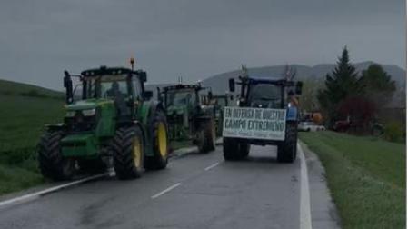 Vídeo: Agricultores extremeños pasan por Navarra en su tractorada hacia Bruselas