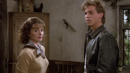 Val Kilmer (a la derecha), en su papel de Nick Rivers de "Top Secret", con Lucy Gutteridge (como Hillary Flammond)